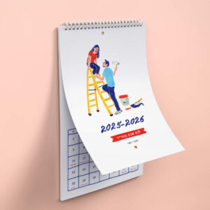 גרין קווין, חנות מתנות: לוח שנה מאויר 2025–2026 תלוי, מאויר בדמויות צבעוניות בעיצוב שקד בשן"