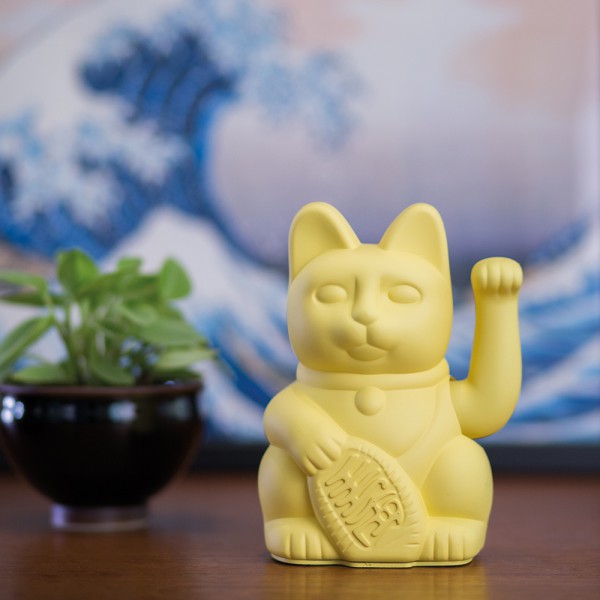 גרין קווין חנות מתנות: חתול סיני צהוב, קמע לשגשוג ופריט עיצובי. מתנה מקורית