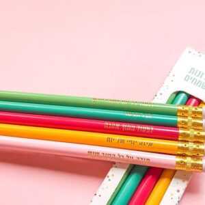 GREEN QUEEN חנות מוצרי נייר: עפרונות משמחים עם משפטי השראה