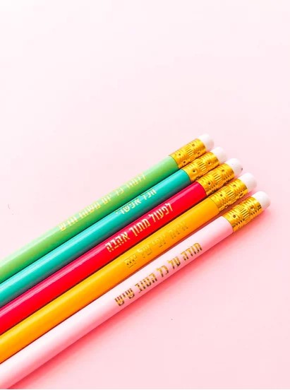 GREEN QUEEN חנות מוצרי נייר: עפרונות משמחים עם משפטי השראה