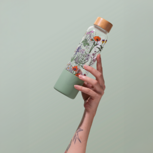 בקבוק זכוכית מעוצב 550 מ״ל עם איורי פרחים ומכסה עץ – Yooletta