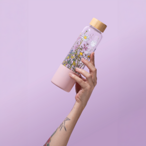 בקבוק זכוכית מעוצב 550 מ״ל עם איורי פרחים ומכסה עץ – Yooletta