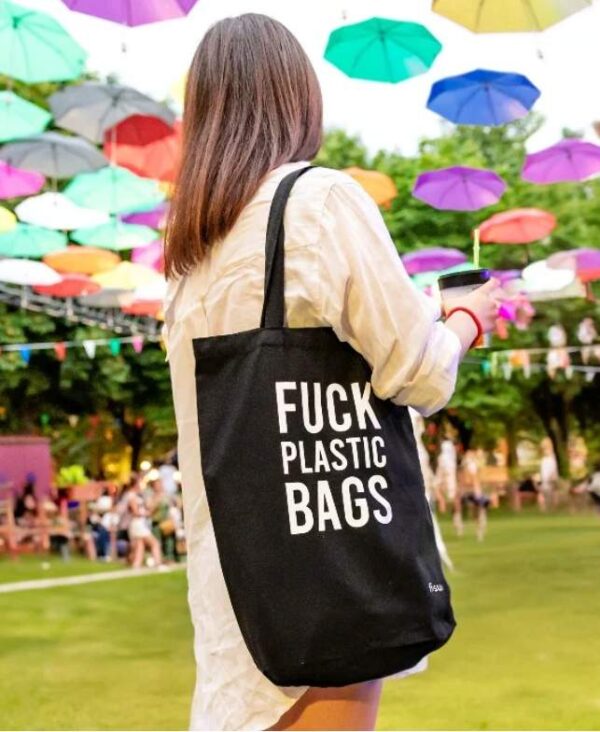 גרין קווין: תיק בד עם מסר לטובת איכות הסביבה Fuck Plastic Bags – שחור