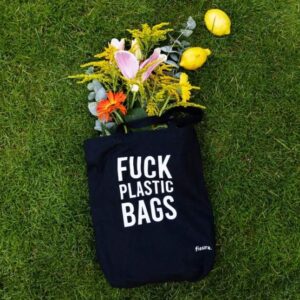 גרין קווין: תיק בד עם מסר לטובת איכות הסביבה Fuck Plastic Bags – שחור