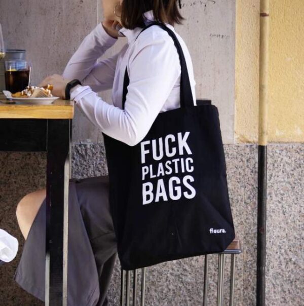 גרין קווין: תיק בד עם מסר לטובת איכות הסביבה Fuck Plastic Bags – שחור