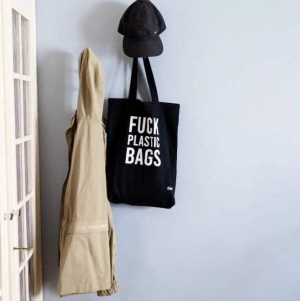 גרין קווין: תיק בד עם מסר לטובת איכות הסביבה Fuck Plastic Bags – שחור