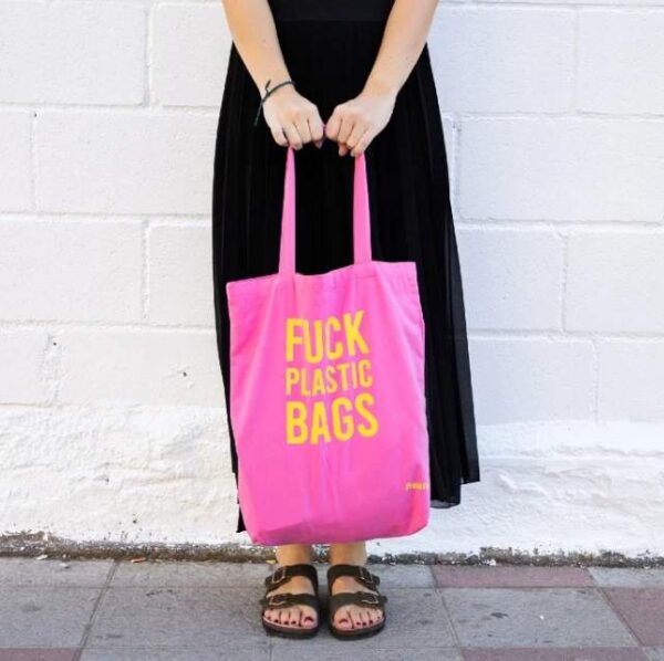 גרין קווין: תיק בד עם מסר לטובת איכות הסביבה Fuck Plastic Bags – ורוד