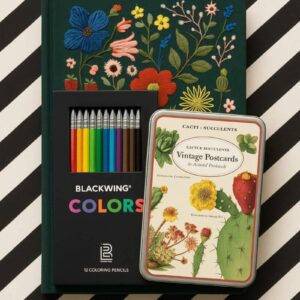 מארז מתנה מעוצב הכולל עפרונות Blackwing צבעוניים, יומן פרחוני רקום וסט גלויות וינטג' בוטניות – מתנה מקורית ליוצרות ואוהבות עיצוב