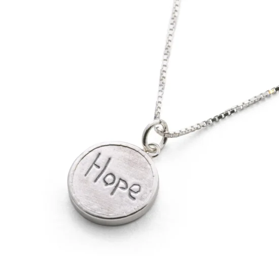 גרין קווין חנות מתנות ועיצוב: תליון Hope עגול מכסף עם שרשרת, מוזיאון ישראל