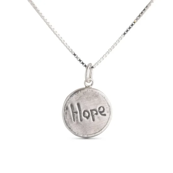 תקריב תליון Hope כסף מוזיאון ישראל