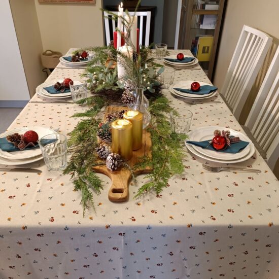 Vienna bordeaux tablecloth full table.jpg
