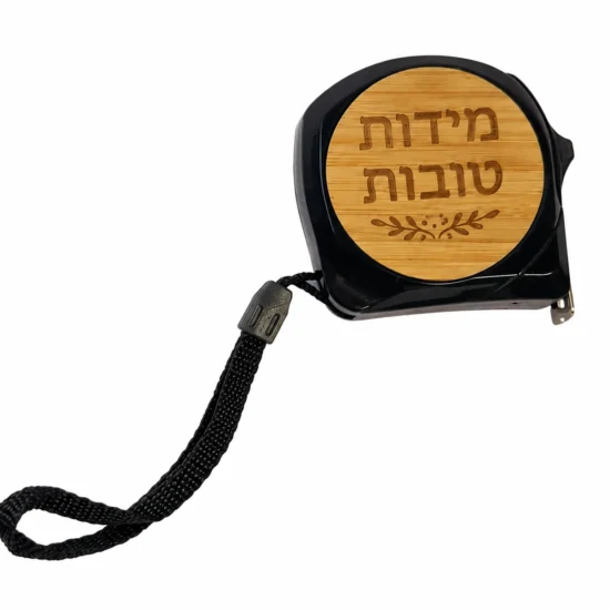 גרין קווין חנות מתנות ועיצוב: סרט מידה קפיצי "מידות טובות" של נישה עם לוח במבוק חרוט ורצועת יד שחורה