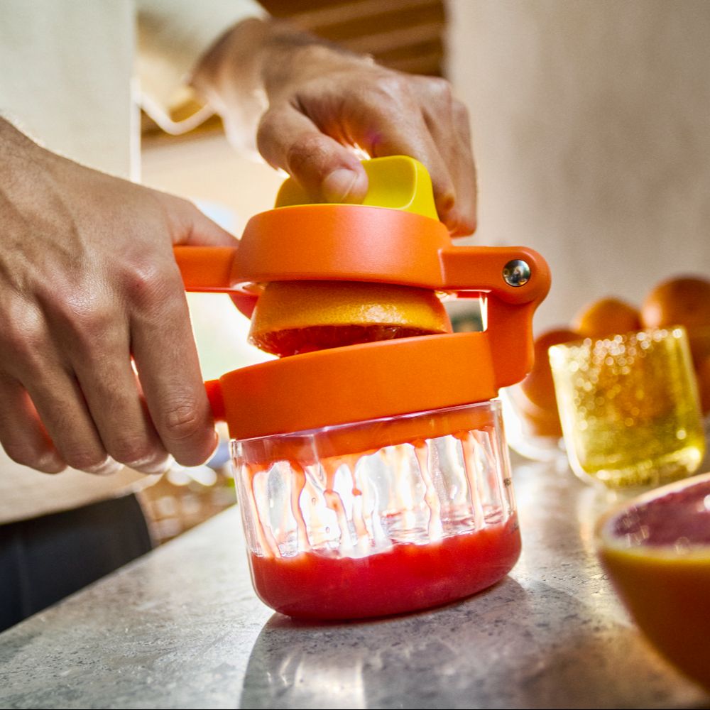 גרין קווין חנות מתנות ועיצוב: מסחטת הדרים JuiceMax Plus עם כוס מדידה 300 מ"ל מלאה במיץ אדום
