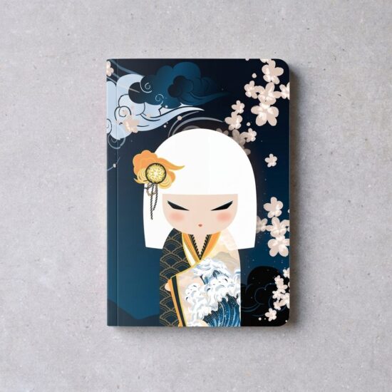 גרין קווין חנות מתנות ועיצוב: מחברת KIMMIDOLL A6 שורות – חוסן | MINAMI – בובה יפנית על כריכת המחברת