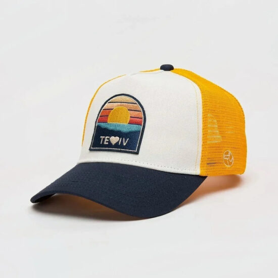 גרין קווין חנות מתנות ועיצוב: כובע מצחייה Sunset Chill מקולקציית תל אביב של sand and camels, כחול לבן וצהוב עם פאץ' שקיעה רקום